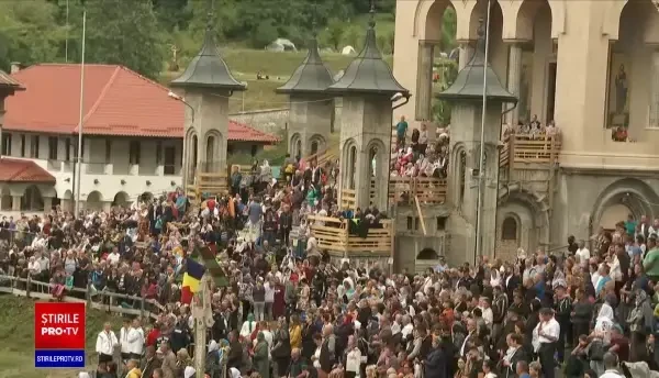 Zeci de mii de credincioși s-au adunat la Mănăsirea Nicula de Adormirea Maicii Domnului. „Toate trec, se uită”