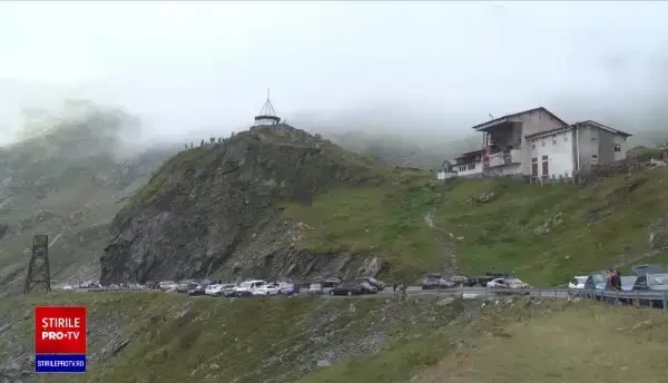 Mii de turiști, la munte de Sfânta Maria, ultima zi de minivacanță. Pe Transfăgărăsan s-a circulat în coloană întreaga zi