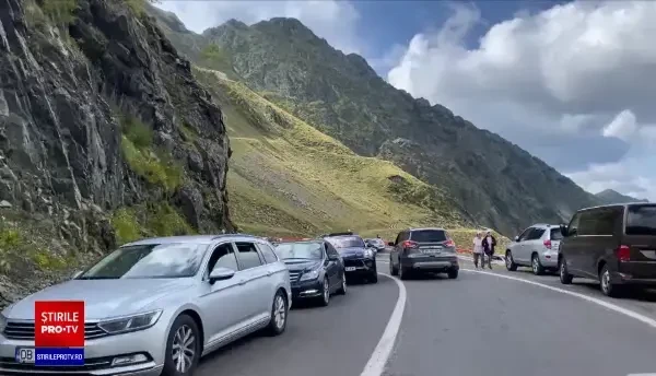 Mii de mașini venite din toate colțurile țării au sufocat Transfăgărășanul de Sfânta Maria. Nu au lipsit nici incidentele
