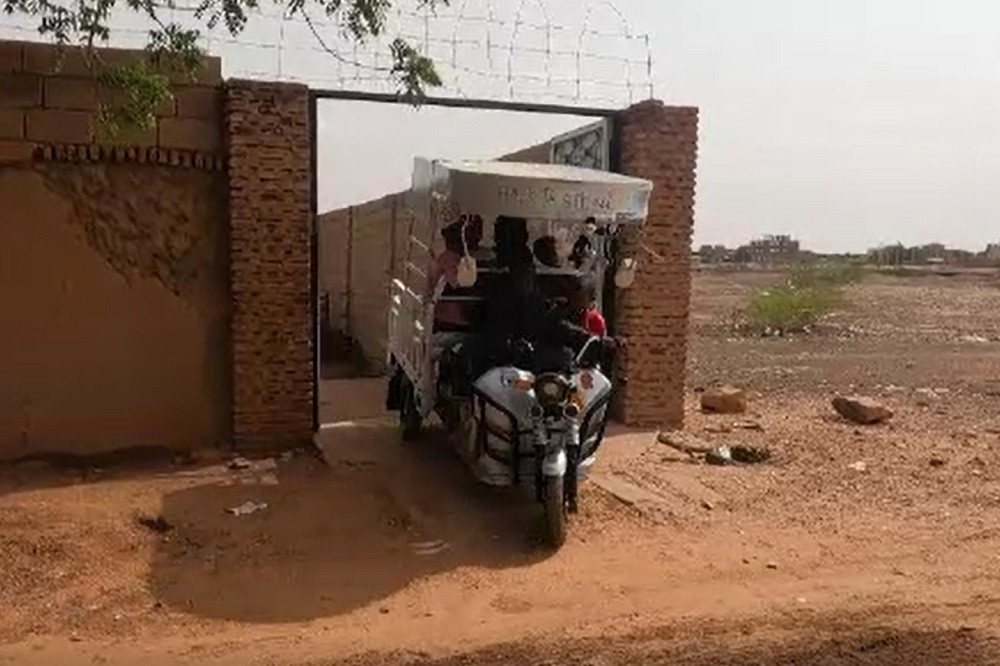 O femeie din Sudan a creat primul tuk-tuk alimentat cu energie solară