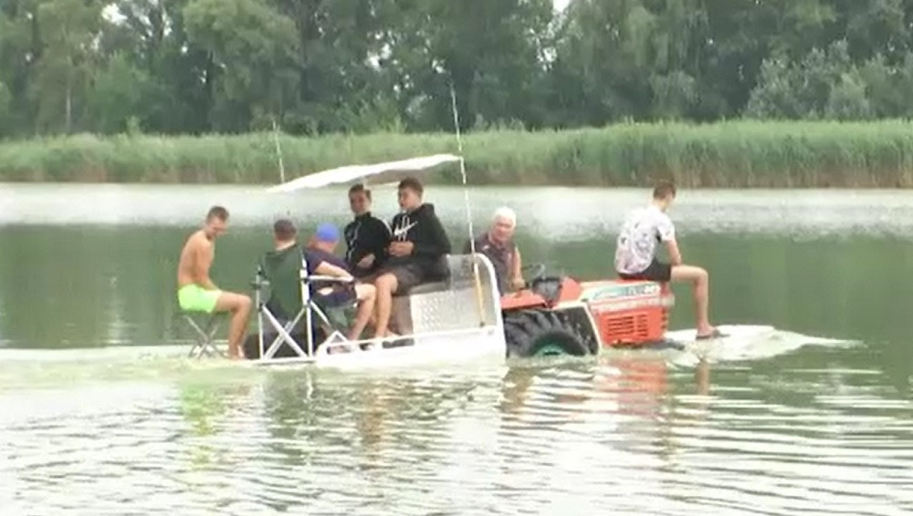 Un ucrainean merge la pescuit cu un tractor cu elice. Câte persoane poate transporta vehiculul