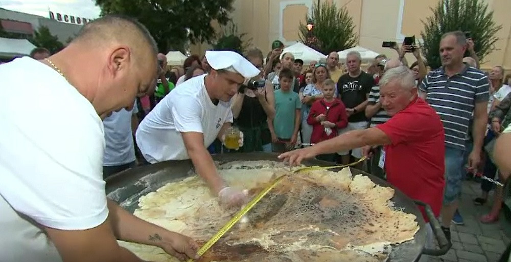 Locuitorii unui orășel din Slovacia au gătit o clătită uriașă. Câte kilograme de făină au folosit
