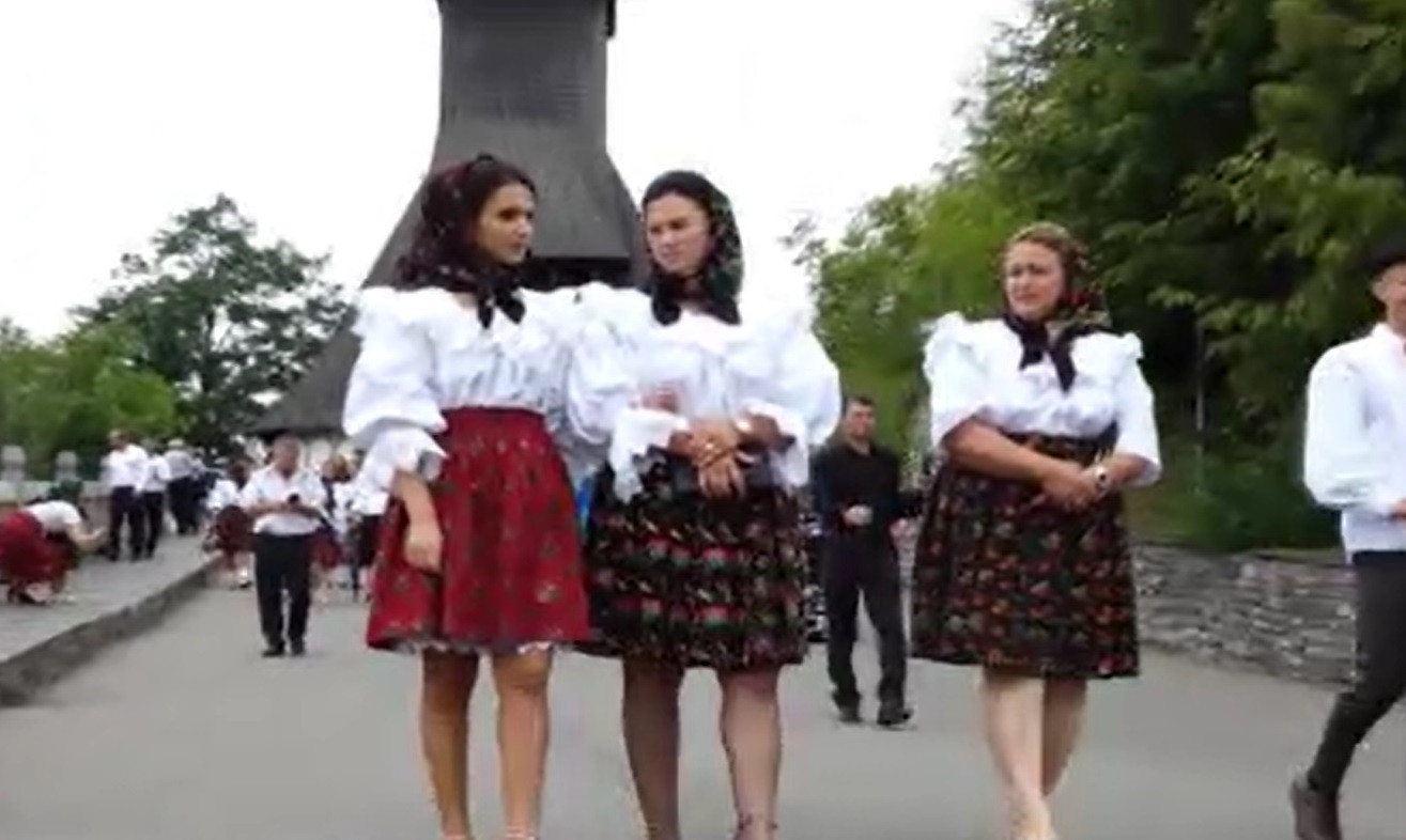 Localnicii din Bârsana au sărbătorit celebrul eveniment „Fiii satului”. Turiștii străini, fascinați de obiceiurile locului