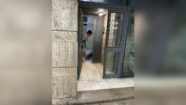 Paznic de bloc din centrul Bucureștiului, atacat de un om al străzii. Bărbatul a ajuns în stare gravă la spital