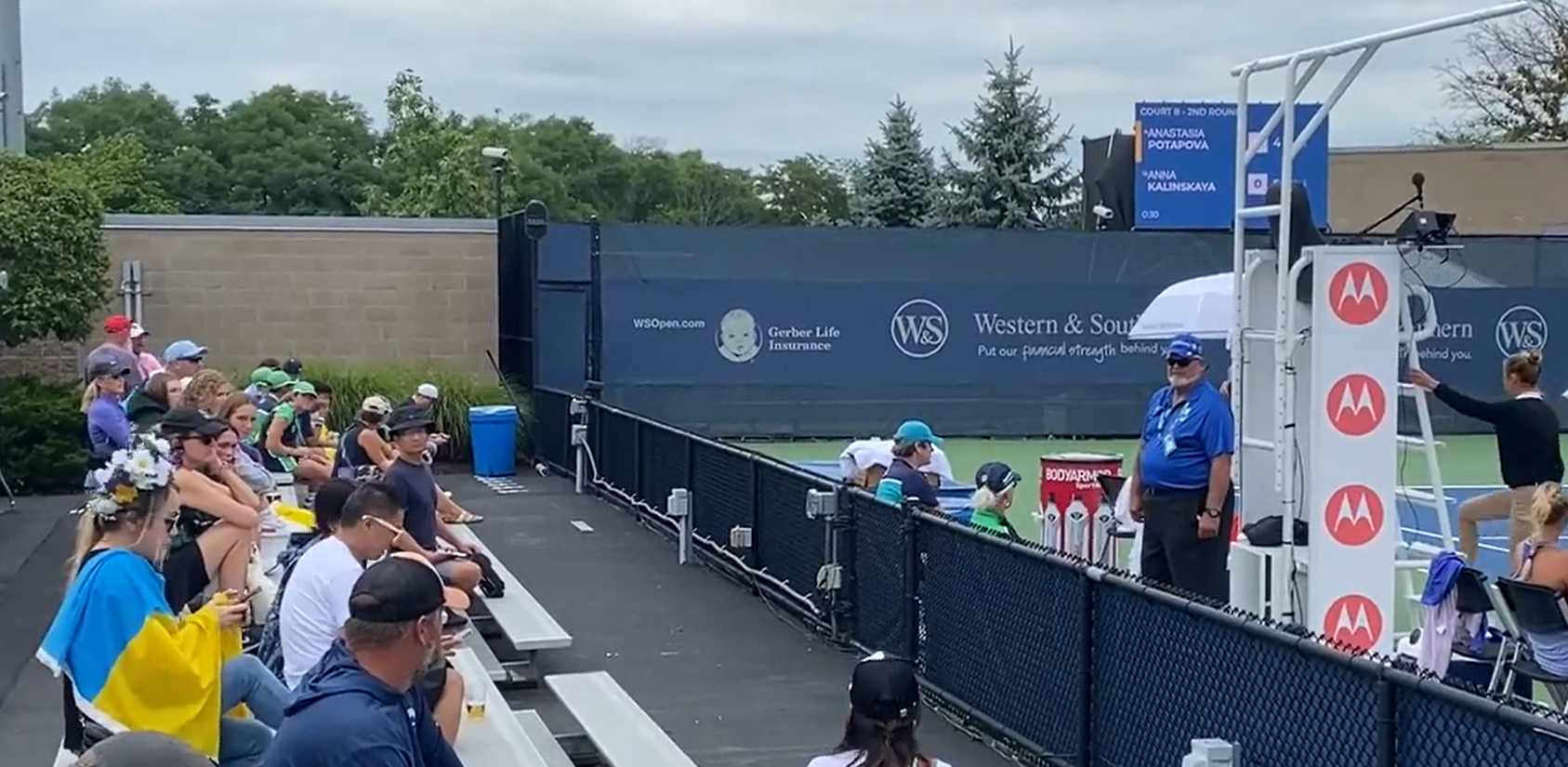 O fană care a arătat steagul Ucrainei la un meci de tenis dintre două jucătoare ruse a fost dată afară. VIDEO