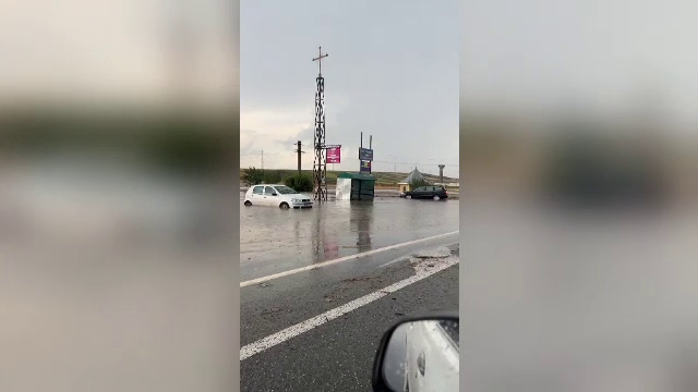 Furtunile au făcut ravagii în mai multe zone din țară. Mașini blocate, după ce apa a intrat la motoare