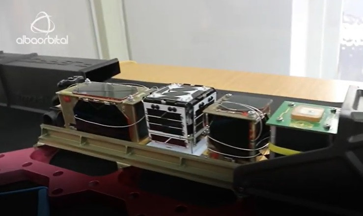 Un microsatelit construit de liceeni români va fi lansat în spațiu cu o rachetă SpaceX. Numele inedit primit de acesta