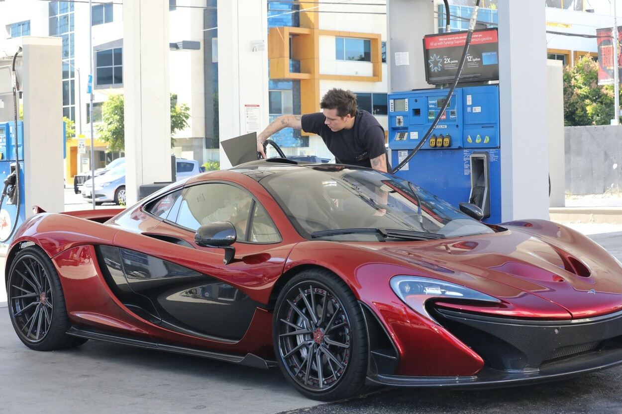 Brooklyn Beckham, ironizat după ce a spus că este „chef” și așa și-a putut permite un McLaren. VIDEO