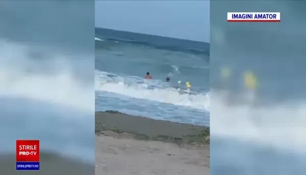 Ultimele imagini cu cei doi tineri dispăruți în mare, la Costinești, în timpul unei furtuni puternice | VIDEO