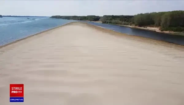 La Zimnicea, din Dunăre a mai ramas doar un fir îngust de apă și a apărut o uriașă întindere de nisip