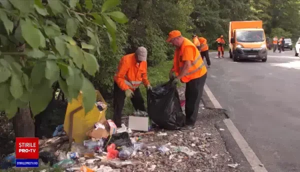 Tone de gunoaie aruncate în natură în timpul vacanței de Sfânta Maria. Ce spun lucrătorii de la drumuri
