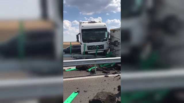 Accident pe Drumul Expres Craiova-Pitești. Un TIR încărcat cu cărbuni s-a răsturnat