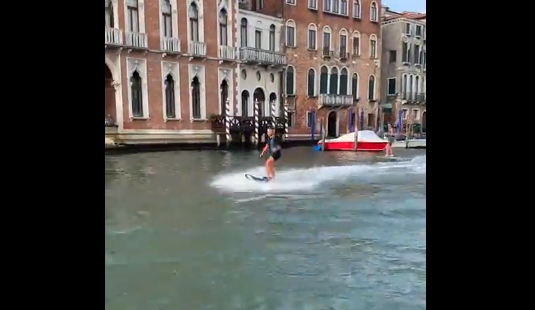 „Iată doi idioţi aroganţi care îşi bat joc de oraşul nostru”. Primarul Veneției, revoltat de doi tineri