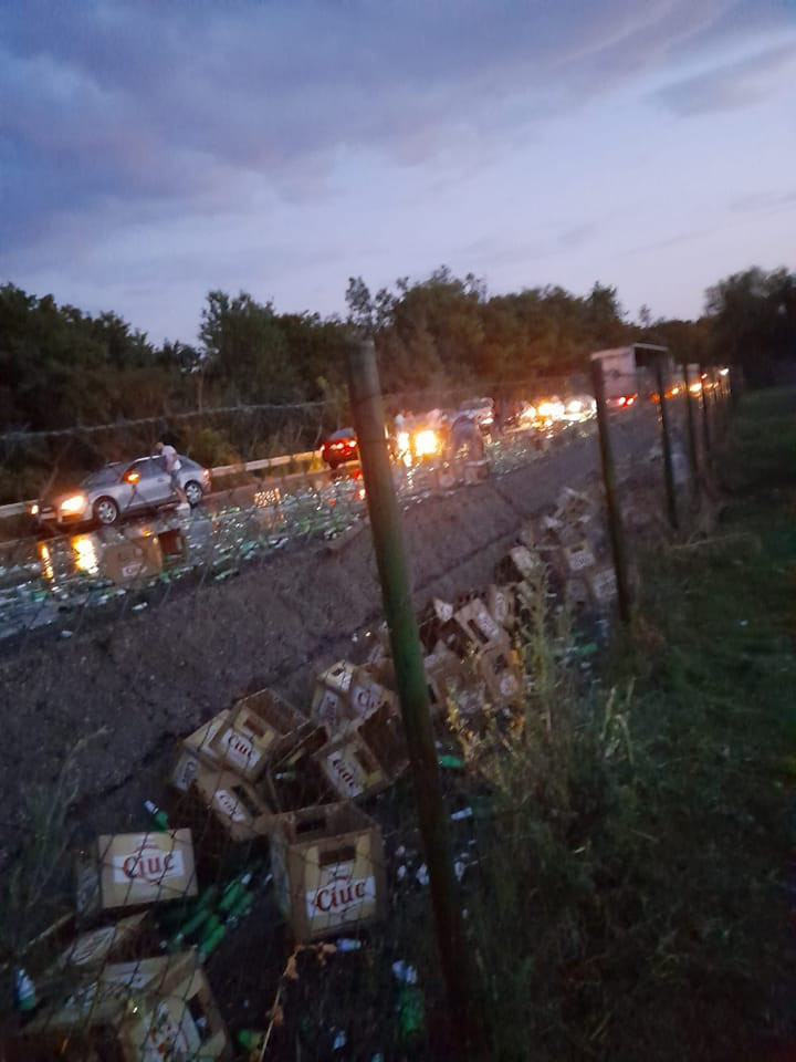 Trafic blocat pe DN7. Carosabilul s-a umplut de sticle de bere, după ce un TIR s-a răsturnat