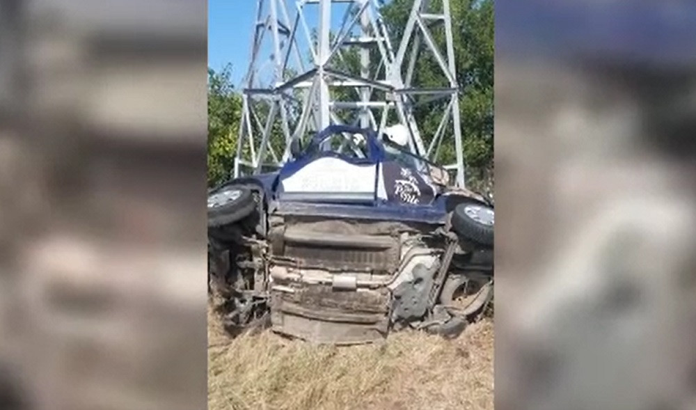 Accident șocant pe DN 71. Mașina condusă de un tânăr de 24 de ani s-a încolăcit în jurul unui stâlp de electricitate