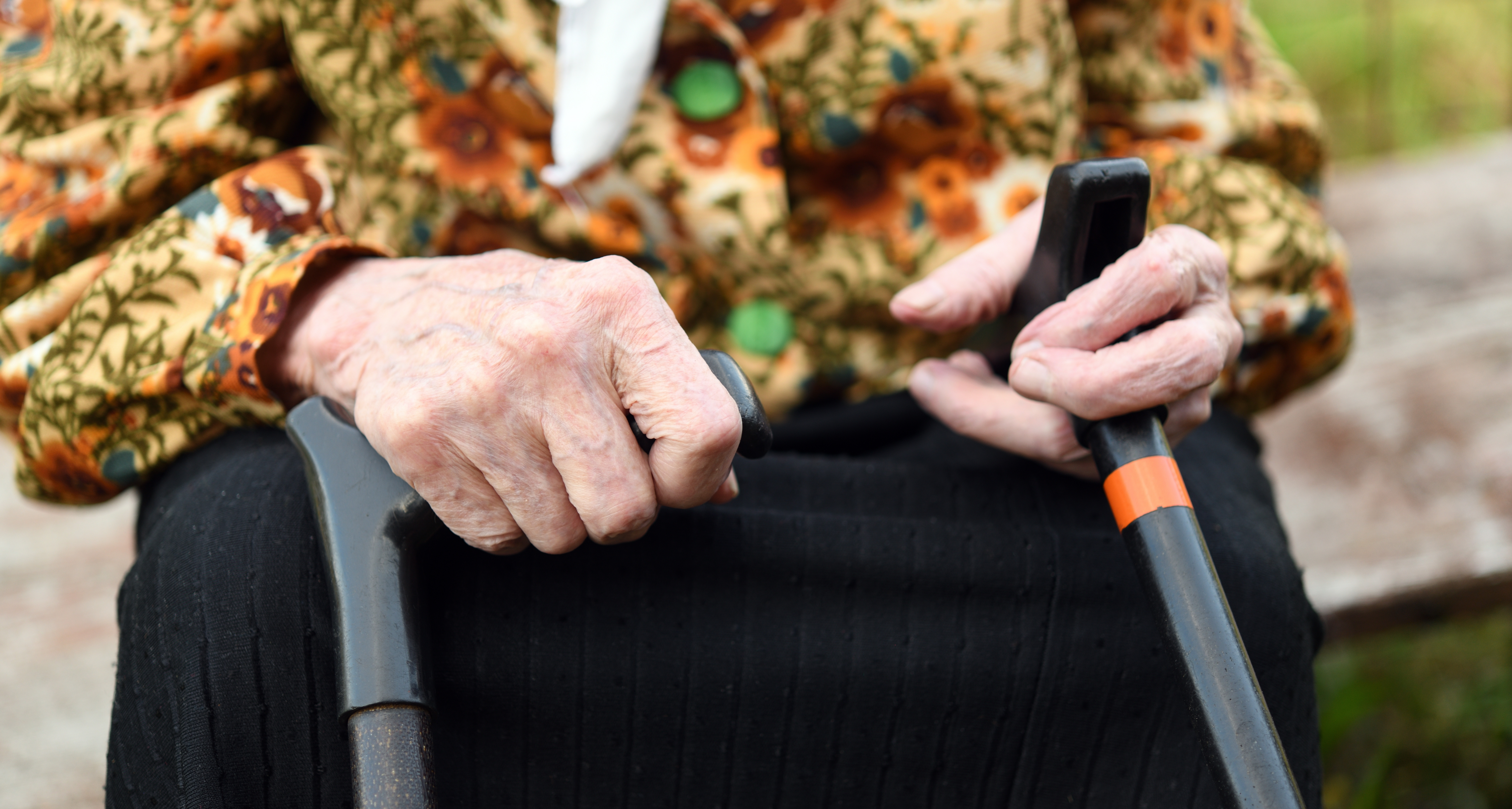 Femeie de 82 de ani, păcălită de doi falși angajați care pretindeau că au venit să verifice sobe