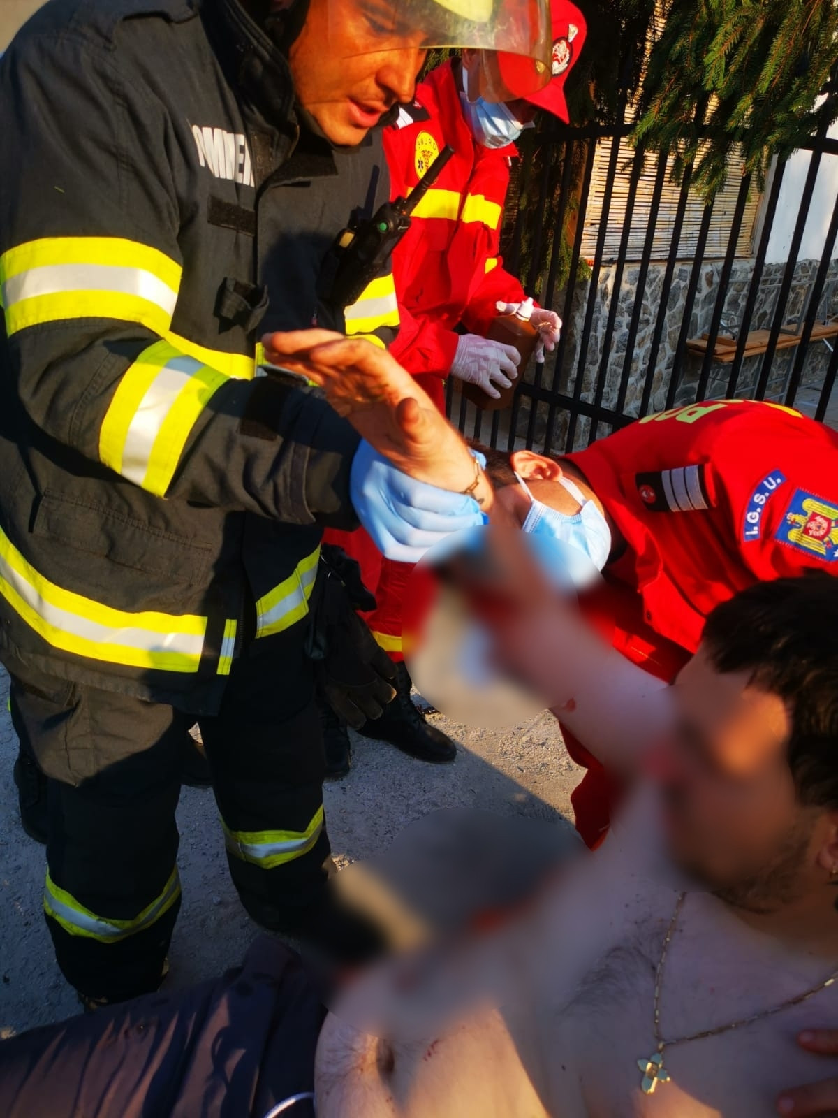 FOTO Un bărbat a rămas cu mâna înfiptă în țepii de la poartă în timp ce o împodobea pentru nuntă, în Vâlcea