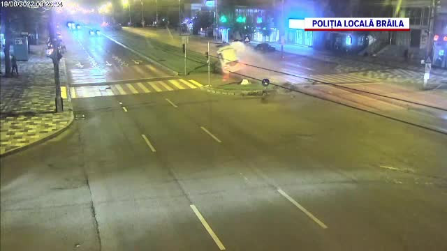 Momentul în care un șofer care circula noapte fără lumini și cu mare viteză a zburat peste un scuar, în Galați | VIDEO