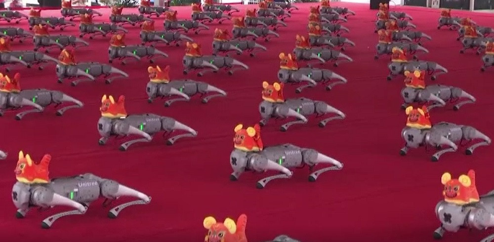 Târg de roboți în China. Unii dintre ei sunt asistenți medicali, chelneri sau pompieri