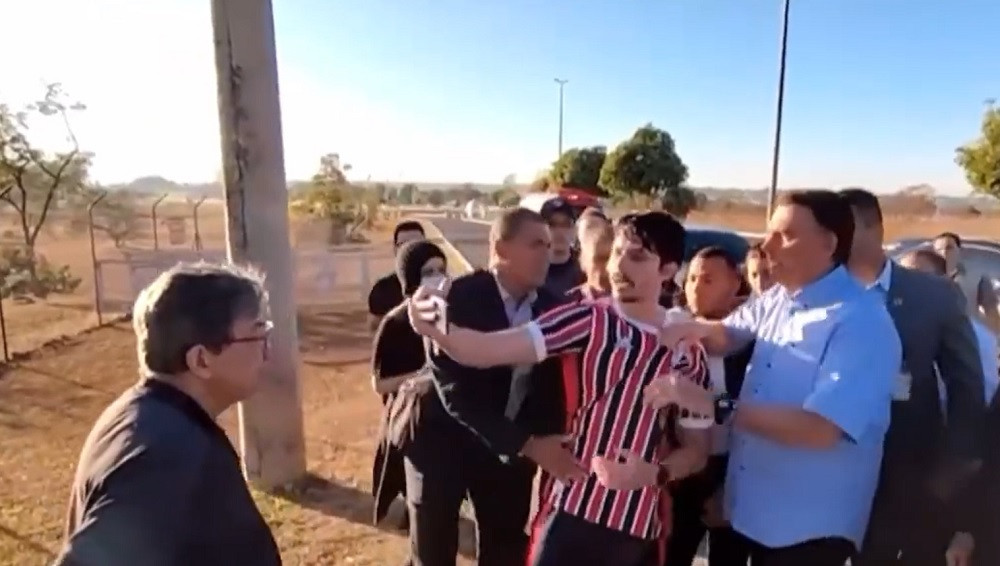 Jair Bolsonaro l-a luat de guler pe un youtuber care l-a insultat. "Vino încoace, vino încoace să vorbeşti cu mine" | VIDEO