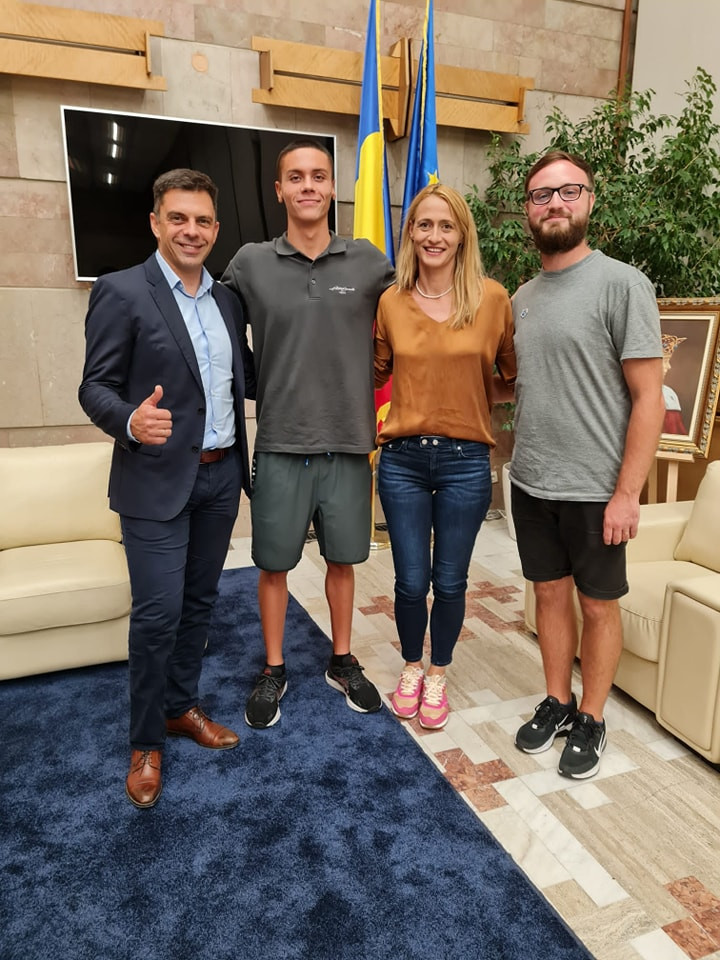 David Popovici a fost așteptat la revenirea în țară de ministrul Sportului. Ce i-a promis Novak tânărului campion