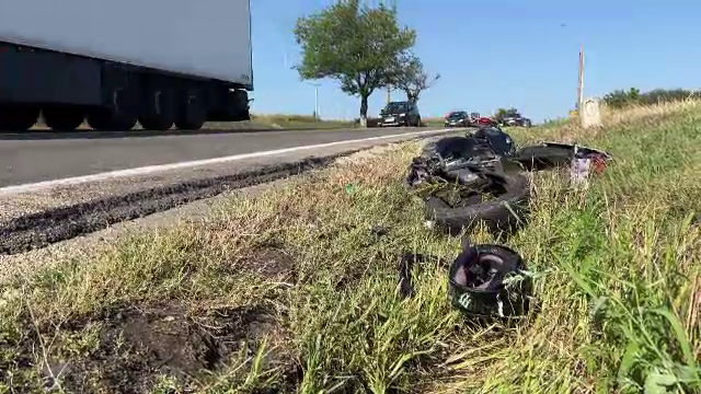 Tragedie în Iași. Doi tineri au murit după ce au intrat cu motocicleta într-un camion. Greșeala care i-a costat viața