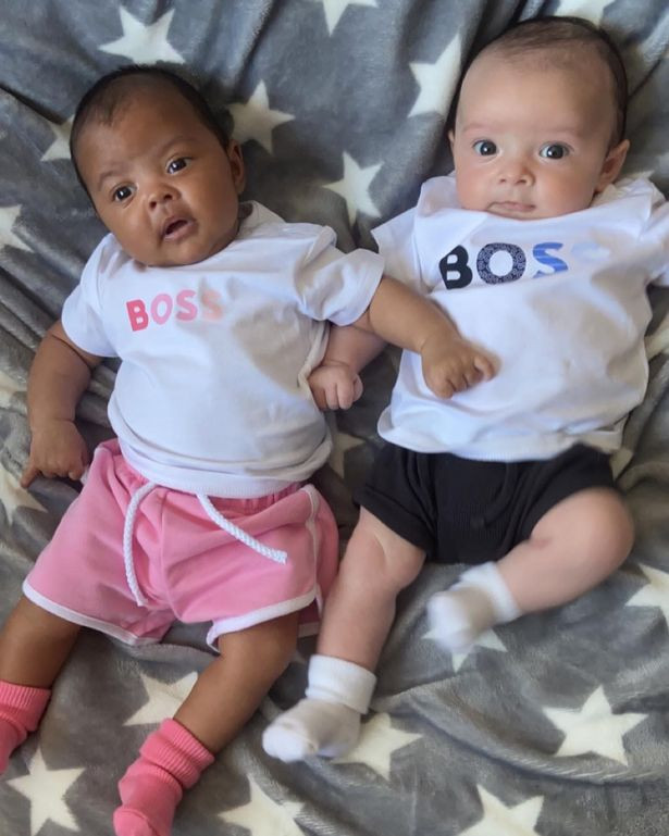 O femeie a născut gemeni cu nuanțe de piele complet diferite. Cum a fost posibil