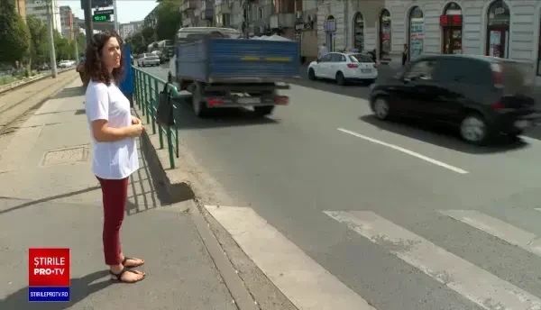O femeie din Arad a trecut prin clipe teribile după ce a fost împinsă în fața mașinilor de o persoană cu probleme psihice