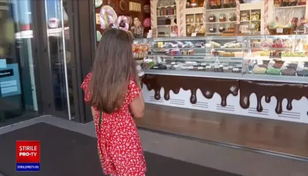 Băncile eliberează tot mai multe carduri de debit pentru copii. Părinții vor să-i educe financiar