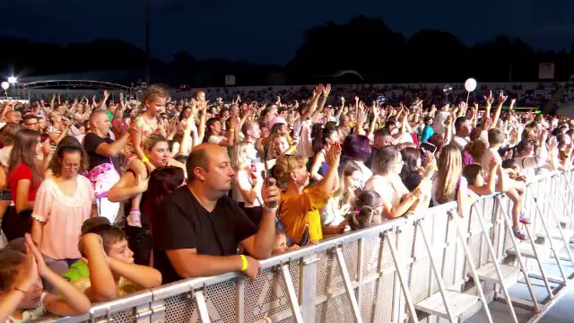 Peste 10.000 de copii săraci, ajutați să meargă la școală în haine noi prin festivalul INIMO. Ce artiști români cântă la Iași