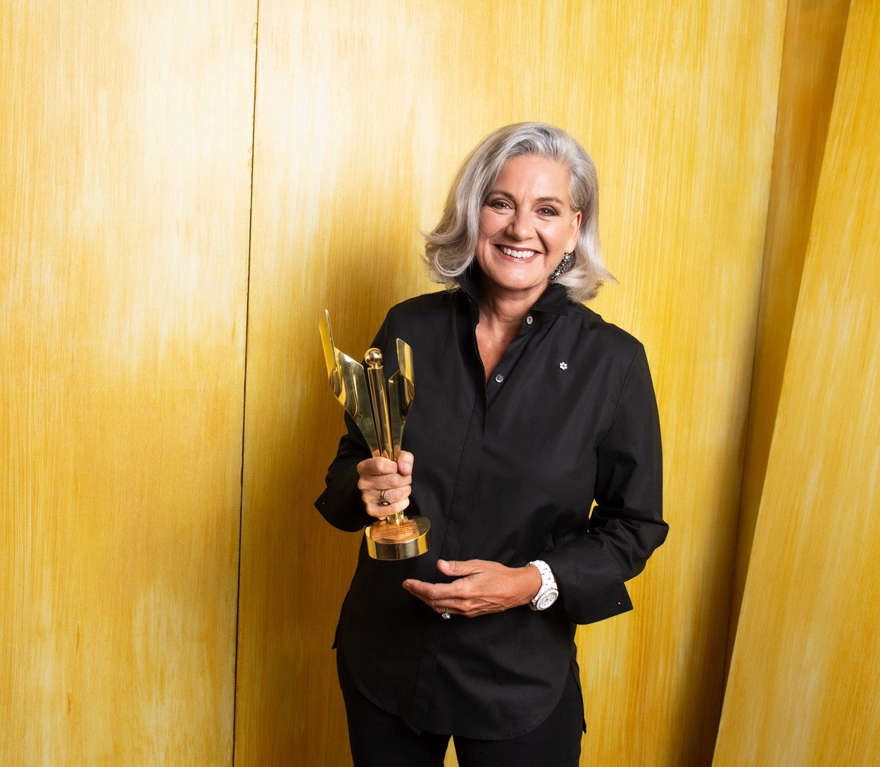 O prezentatoare a fost dată afară după ce a încetat să se vopsească și a apărut căruntă la televizor