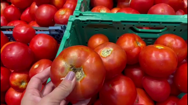 De ce anul acesta se găsesc mai greu roșii românești. În magazine ajung legume din Ungaria sau Turcia