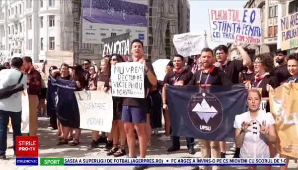 Studenții au protestat la Timișoara, nemulţumiţi de noua Lege a Educației. Motivul pentru care un tânăr s-a costumat în mumie
