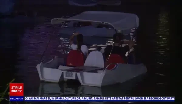 Sute de oameni s-au uitat la film din bărci, pe Lacul Moghioroș. Unde se mai pot vedea proiecții în aer liber în București