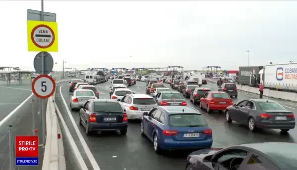 Vămile din Vestul țării, luate cu asalt de români. S-au format cozi uriașe