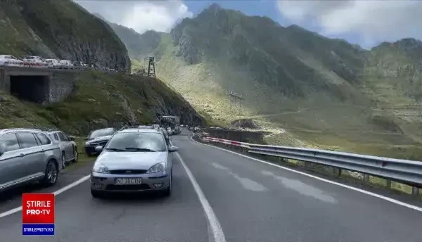 Zeci de mii de oameni au ajuns la munte în weekend. Coadă kilometrică pe Transfăgărășan