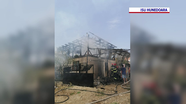 Incendiu puternic la o casă din Hunedoara. Pompierii au reușit să stingă focul după o oră