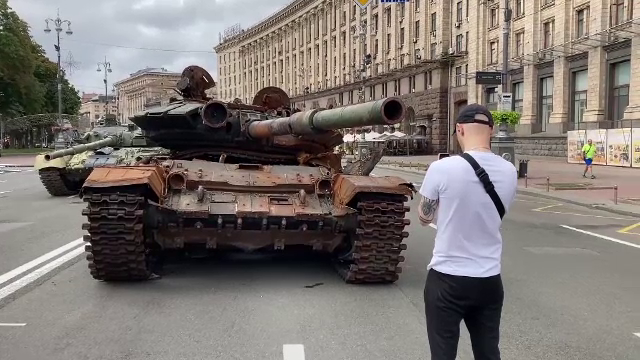 Reacțiile oamenilor din Kiev, după ce străzile orașului s-au umplut de zeci de blindate rusești distruse