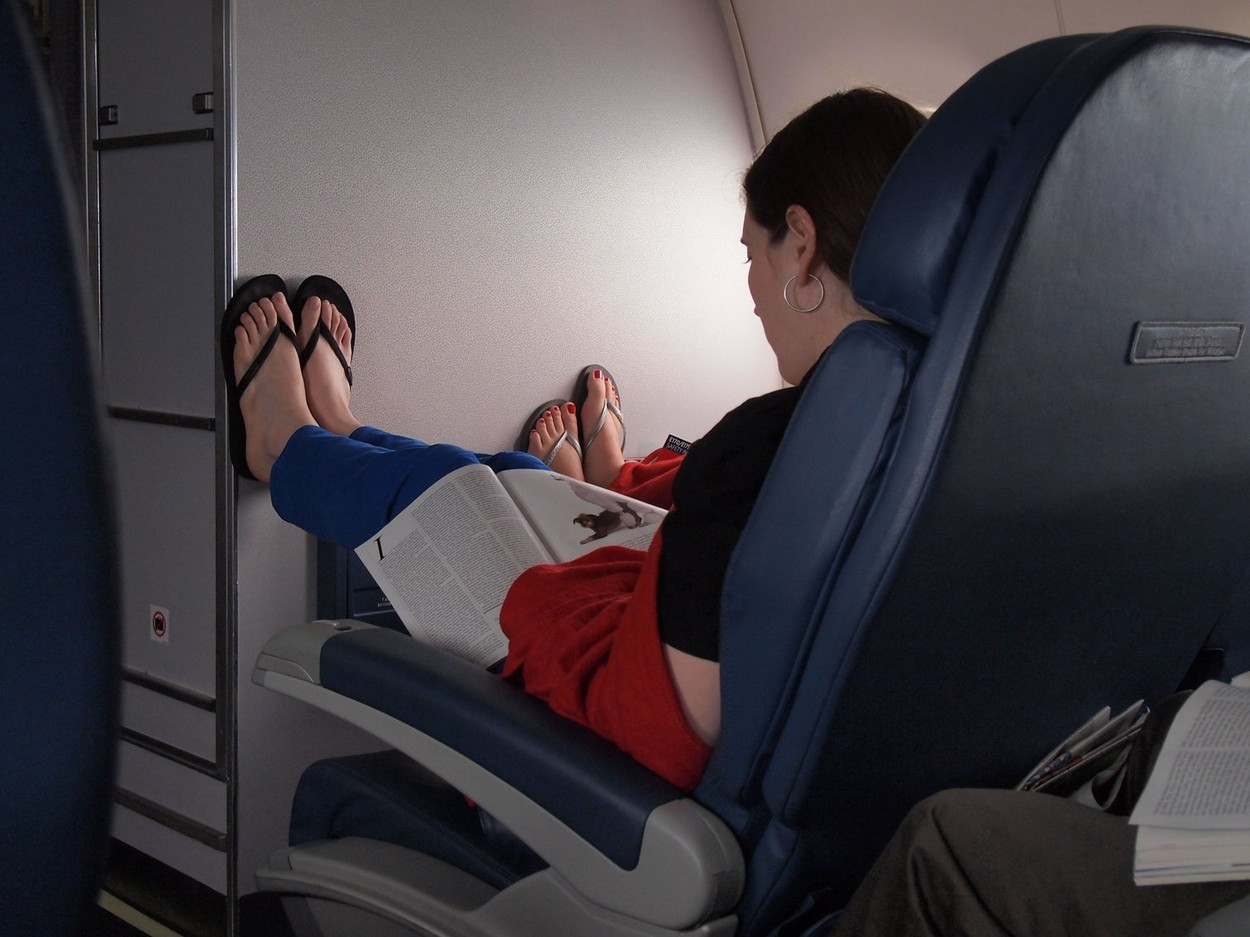 Însoțitorii de zbor și piloții spun că pasagerii nu ar trebui să poarte șlapi în avion. Care este motivul