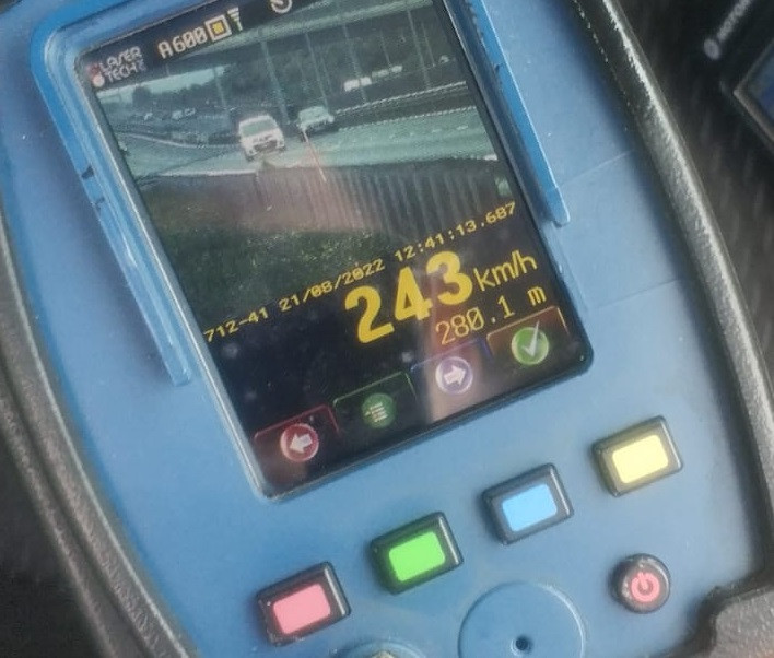 Un șofer care circula cu 243 km/h a fost urmărit de poliție pe A1. Bărbatul avea în mașină doi copii