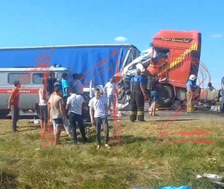 VIDEO. 15 oameni au murit după ce un microbuz a fost strivit între două camioane, pe o șosea din regiunea rusă Ulianovsk