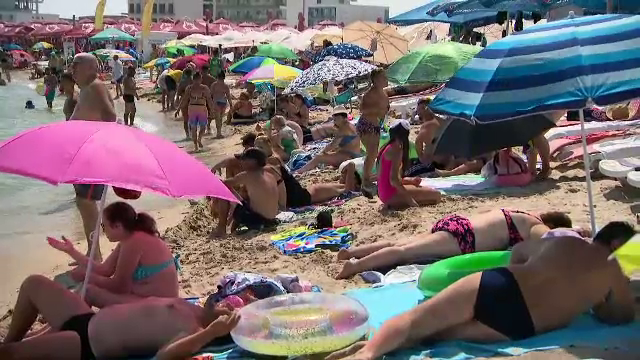 Aglomerație la mare în ultima zi de weekend. Un bărbat a căutat loc de plajă timp de 4 ore și jumătate