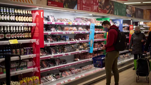 Românii din străinătate lucrează și 4 ore în plus ca să facă față scumpirilor. Unii nu mai pot trimite bani acasă