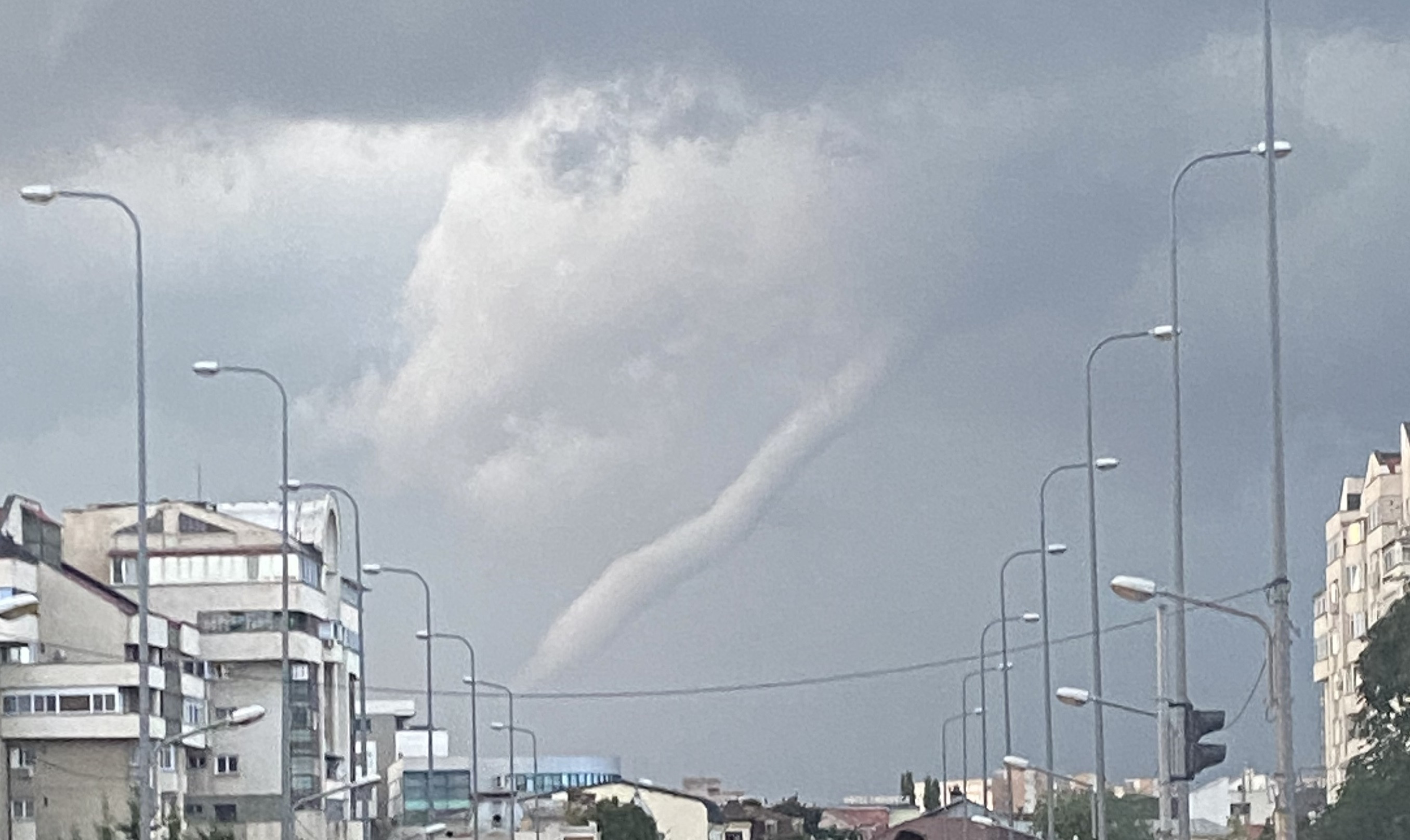 FOTO Un început de tornadă a putut fi văzut deasupra Craiovei. Doljul este sub cod galben de ploi torențiale
