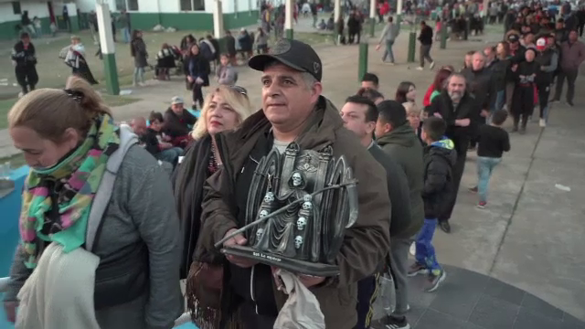 Cine este „Sfântul Moarte”, căruia credincioșii îi aduc ofrande sub formă de alcool sau țigări