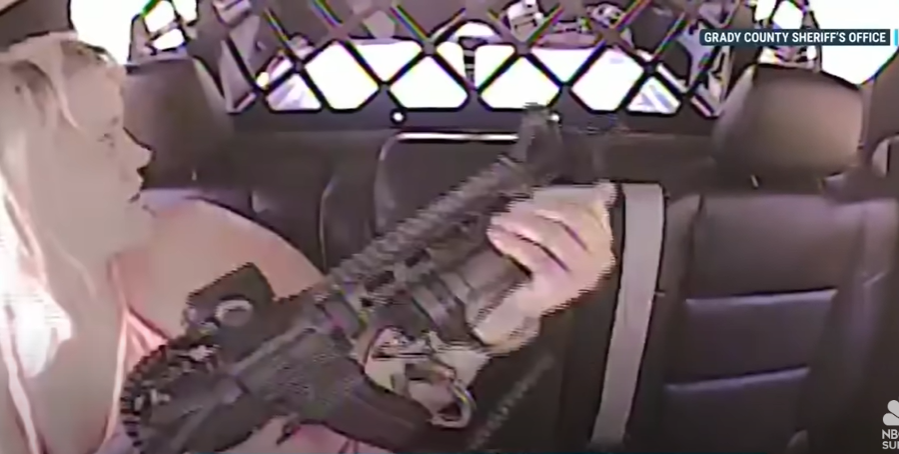 VIDEO Momentul în care o femeie se eliberează din cătușe și împușcă un ofițer din mașina poliției