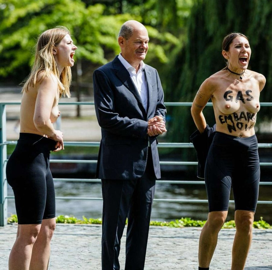 Două militante pozează cu sânii goi lângă cancelarul german Olaf Scholz, pentru a denunţa invazia rusă | Galerie Foto