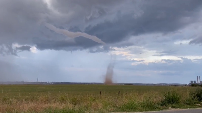 Noi imagini cu tornada de lângă Craiova. Fuiorul a fost surpins de locuitori