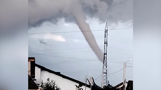 Fenomene extreme în aproape toată țara. Fuior de tip tornadă, surprins în Dolj