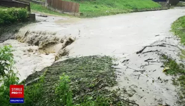 Tornadă, precipitații abundente și străzi inundate. Fenomenele extreme au pus stăpânire pe țara noastră | GALERIE FOTO